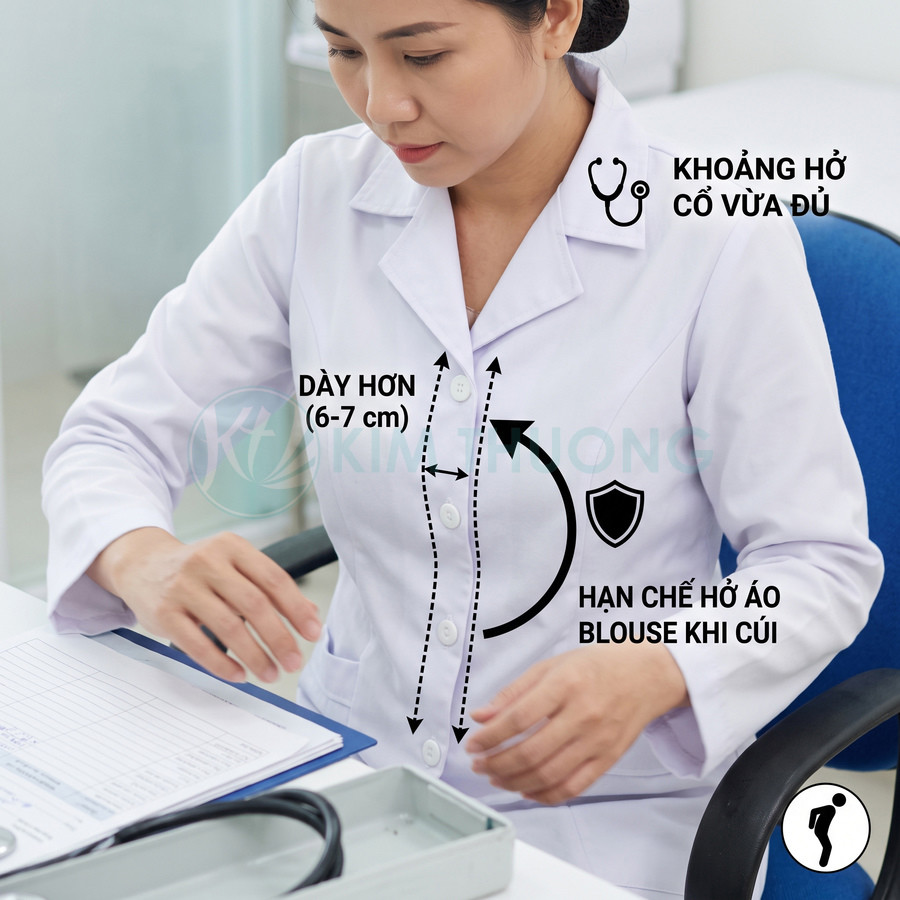 Áo blouse bác sĩ nữ màu trắng cổ kín dày hơn hạn chế hở khi cúi ngồi làm việc trong phòng khám