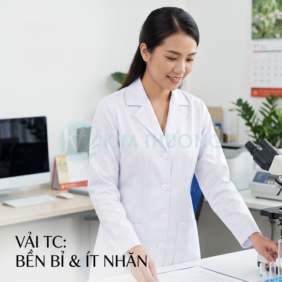 Áo blouse bác sĩ nữ vải TC bền đẹp ít nhăn màu trắng trong phòng khám hiện đại