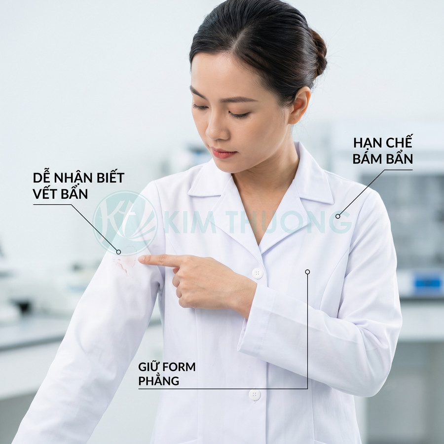 Áo blouse phòng thí nghiệm trắng Kim Thương giữ form phẳng dễ nhận biết và hạn chế bám bẩn