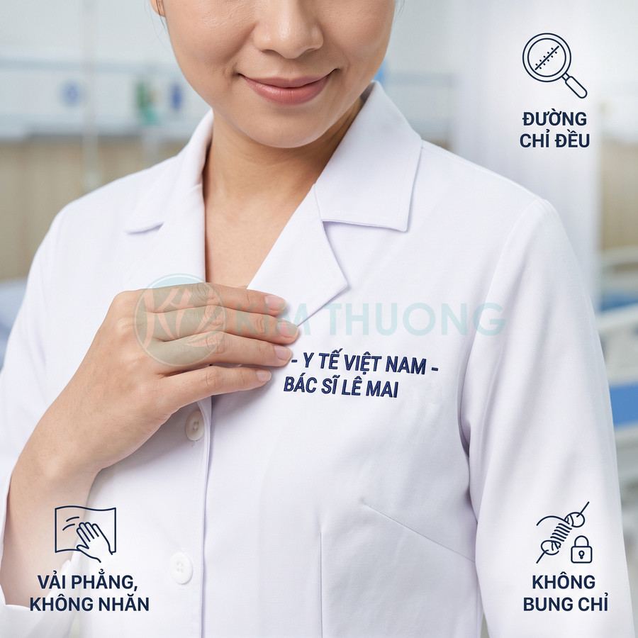 Áo blouse bác sĩ trắng vải phẳng không nhăn, đường chỉ đều, thêu tên bác sĩ Lê Mai trên ngực trái