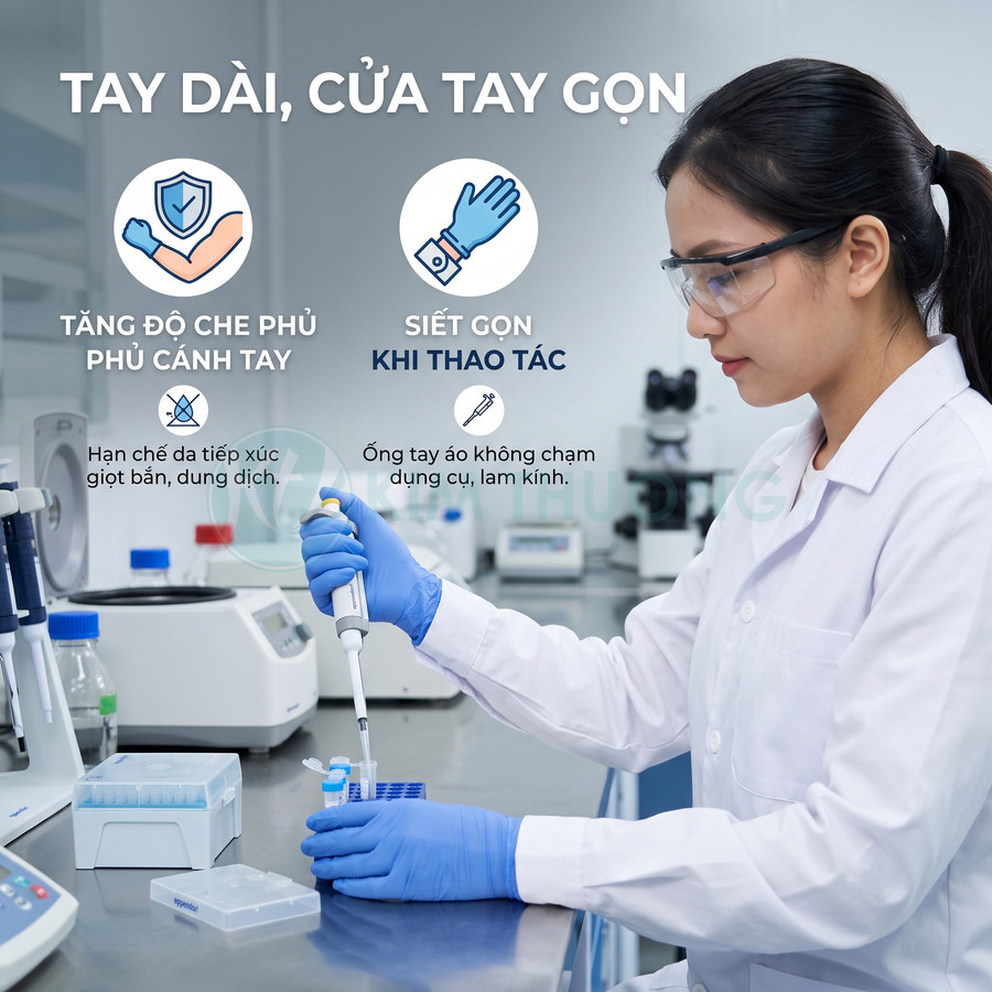 Nhân viên phòng thí nghiệm mặc áo blouse tay dài, đeo găng tay và kính bảo hộ thao tác với micropipette