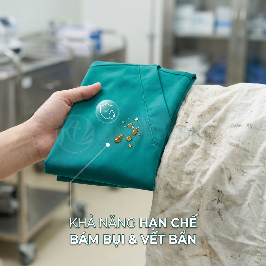 Đồng phục y tế màu xanh chống bám bẩn với giọt nước trên bề mặt vải trong phòng khám