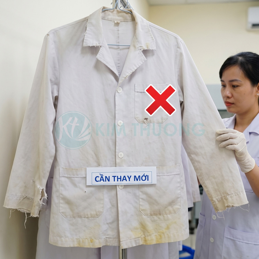 Áo blouse trắng cũ bị rách, ố vàng và có biển báo cần thay mới