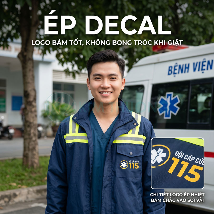 Áo khoác nhân viên cấp cứu 115 với logo ép decal bám chắc trên vải trước xe cứu thương