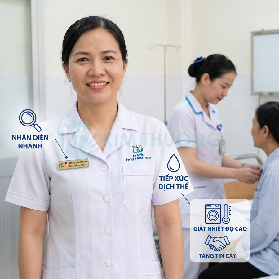 Bác sĩ Bệnh viện Đại học Y Dược TPHCM mặc áo blouse trắng tại khu vực chăm sóc bệnh nhân, kèm hướng dẫn phòng ngừa lây nhiễm