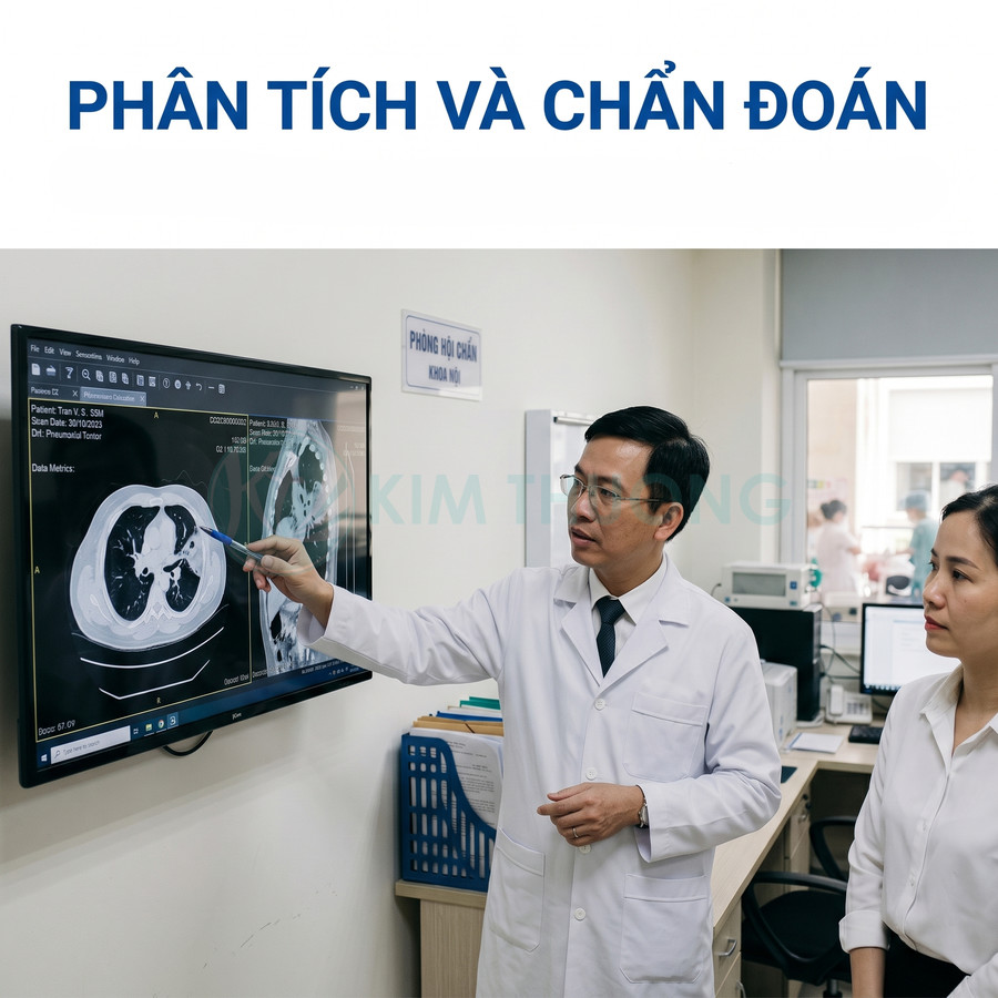 Bác sĩ đang phân tích phim chụp CT phổi trên màn hình lớn và giải thích kết quả cho bệnh nhân