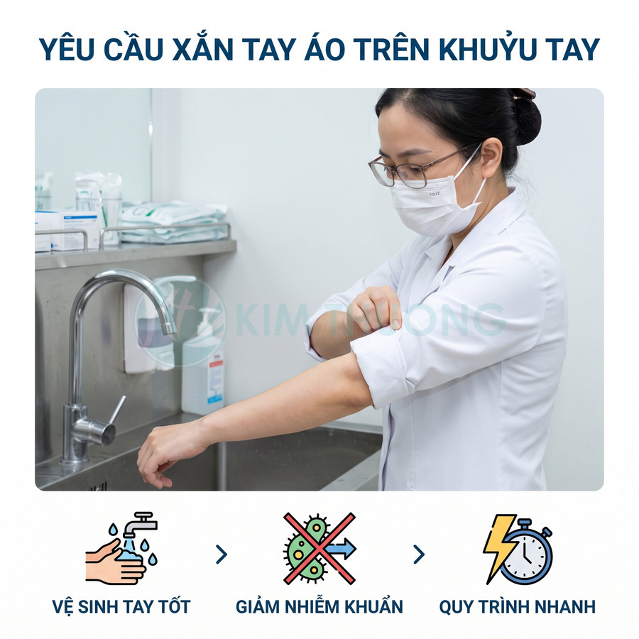 Nhân viên y tế xắn tay áo trên khuỷu tay trước khi rửa tay sát khuẩn tại bồn rửa inox