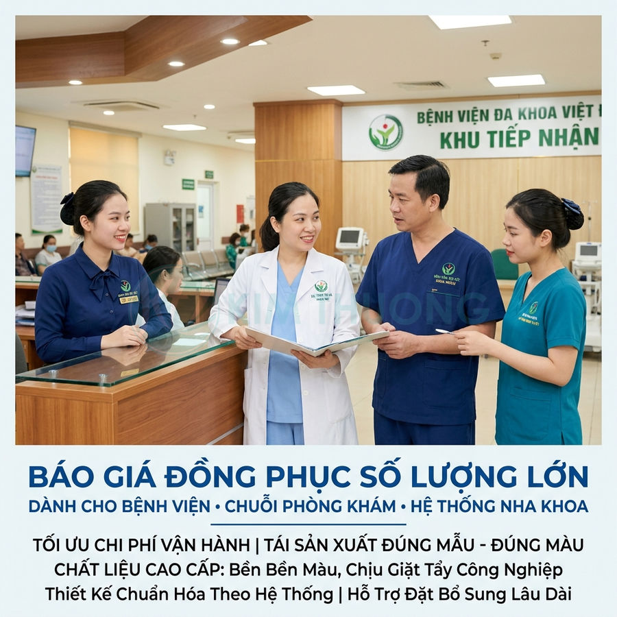 Nhân viên y tế bệnh viện mặc đồng phục chuyên nghiệp tư vấn tại quầy tiếp nhận