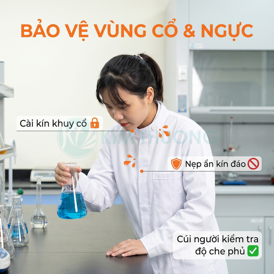 Áo blouse phòng thí nghiệm màu trắng cổ cài kín, nẹp ẩn che vùng cổ và ngực