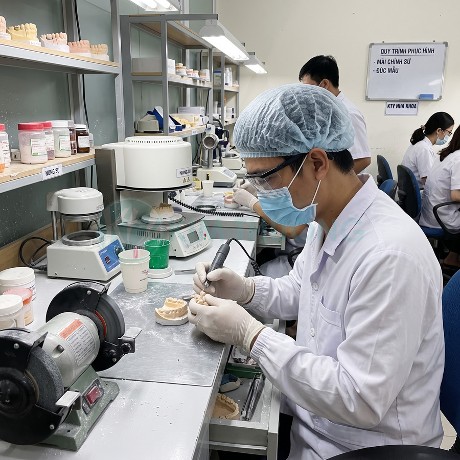 Kỹ thuật viên nha khoa đang chế tác răng sứ trên mẫu hàm tại phòng labo nha khoa hiện đại