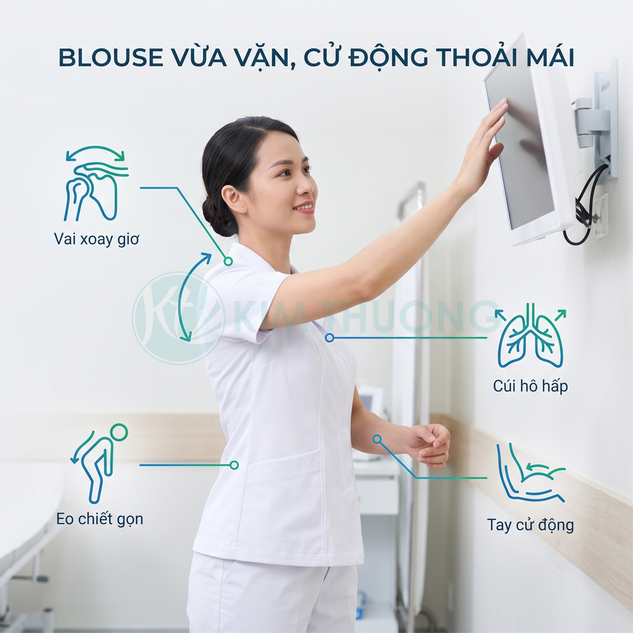 Nữ y tá mặc áo blouse trắng vừa vặn, cử động thoải mái khi thao tác với màn hình treo tường