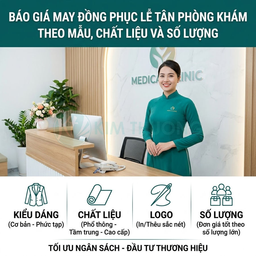 Đồng phục lễ tân phòng khám màu xanh ngọc, thiết kế áo dài hiện đại đứng sau quầy tiếp tân gỗ