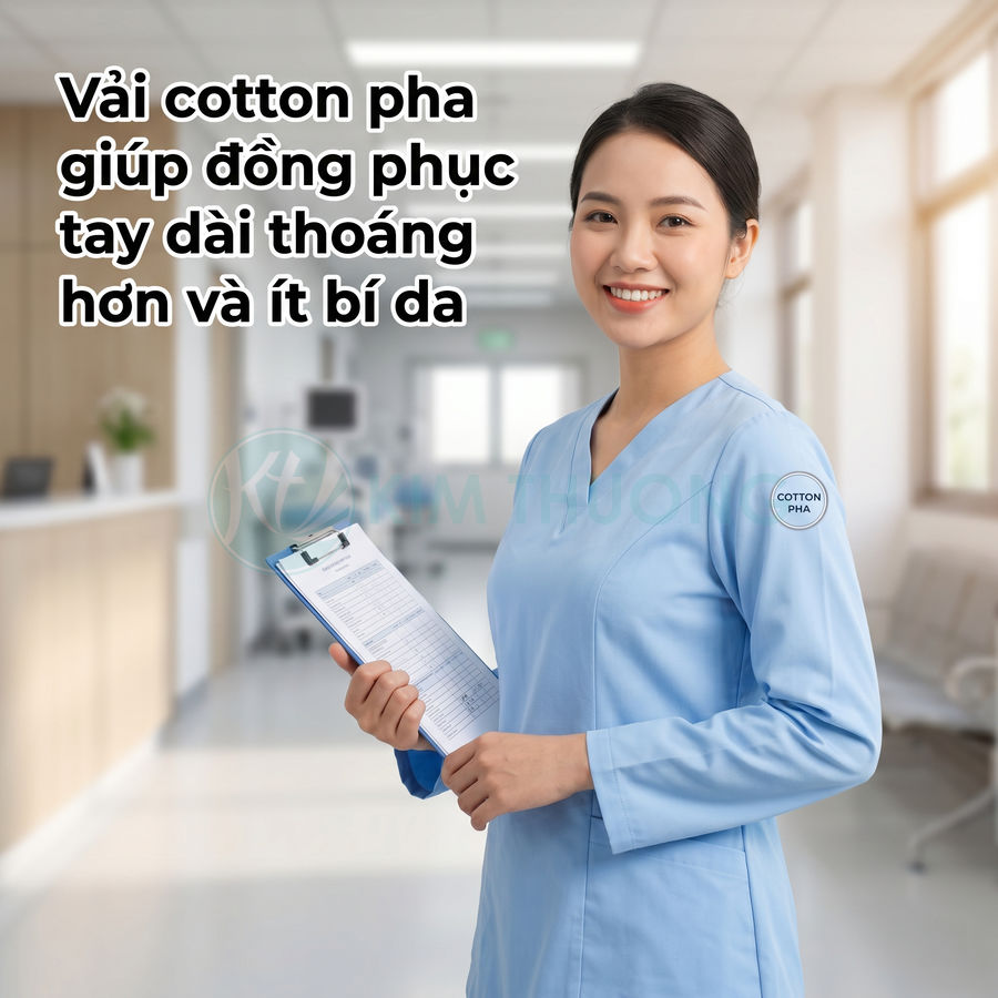 Nữ y tá mặc đồng phục y tế tay dài vải cotton pha màu xanh nhạt cầm bảng hồ sơ trong bệnh viện
