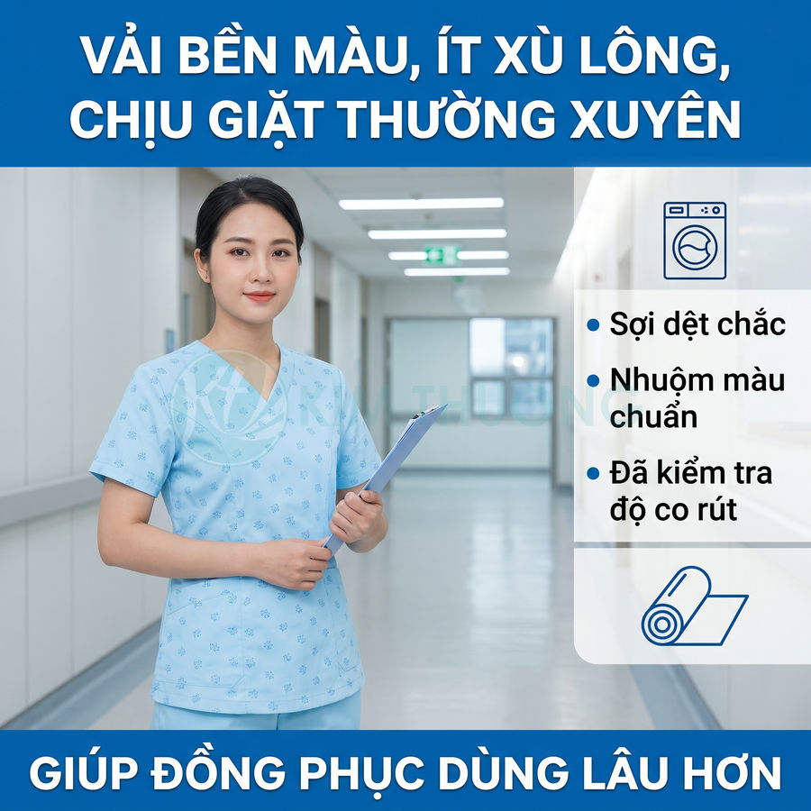 Nữ y tá mặc đồng phục y tế màu xanh nhạt đứng trong hành lang bệnh viện cầm bảng hồ sơ
