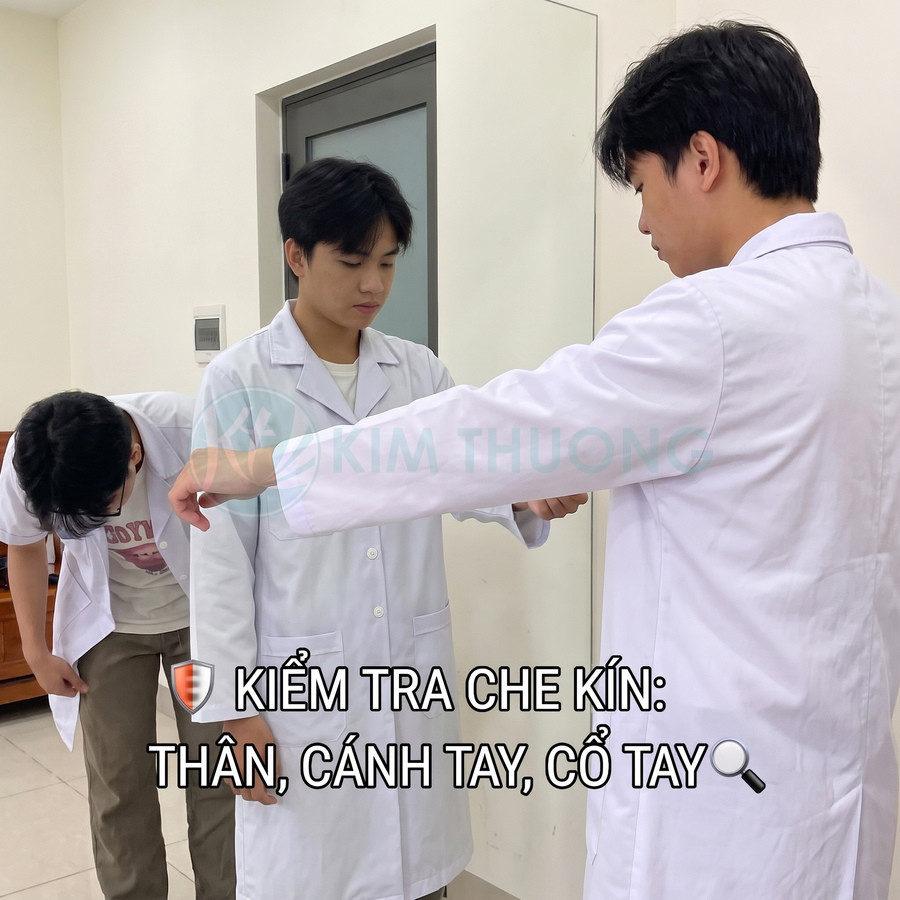 Áo blouse trắng được kiểm tra độ che kín ở thân, cánh tay và cổ tay.