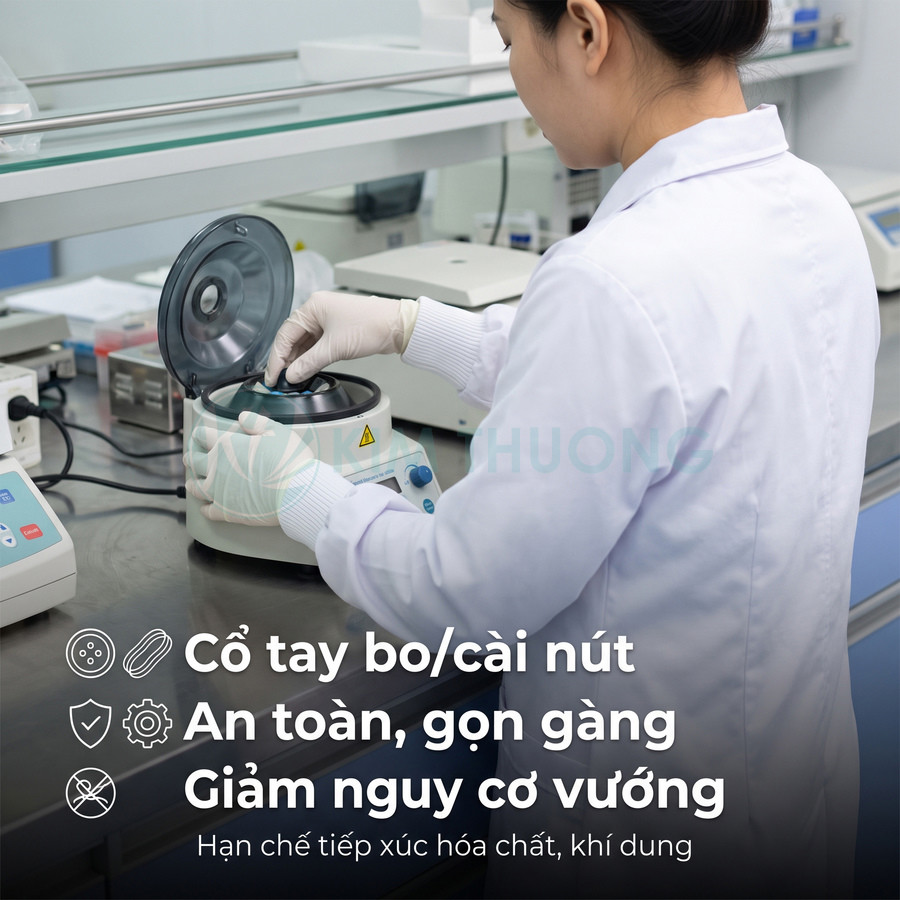Máy ly tâm phòng thí nghiệm có nắp mở, được nhân viên mặc áo blouse thao tác bằng găng tay bảo hộ