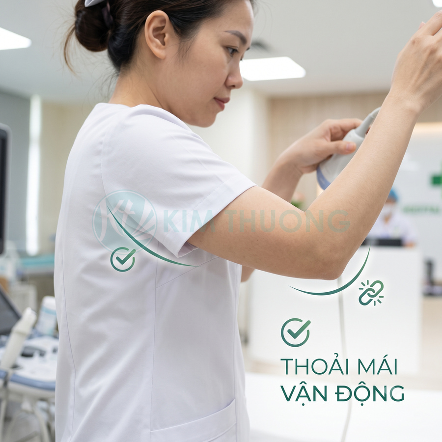 Nhân viên y tế mặc đồng phục Kim Thương thoải mái vận động trong phòng khám