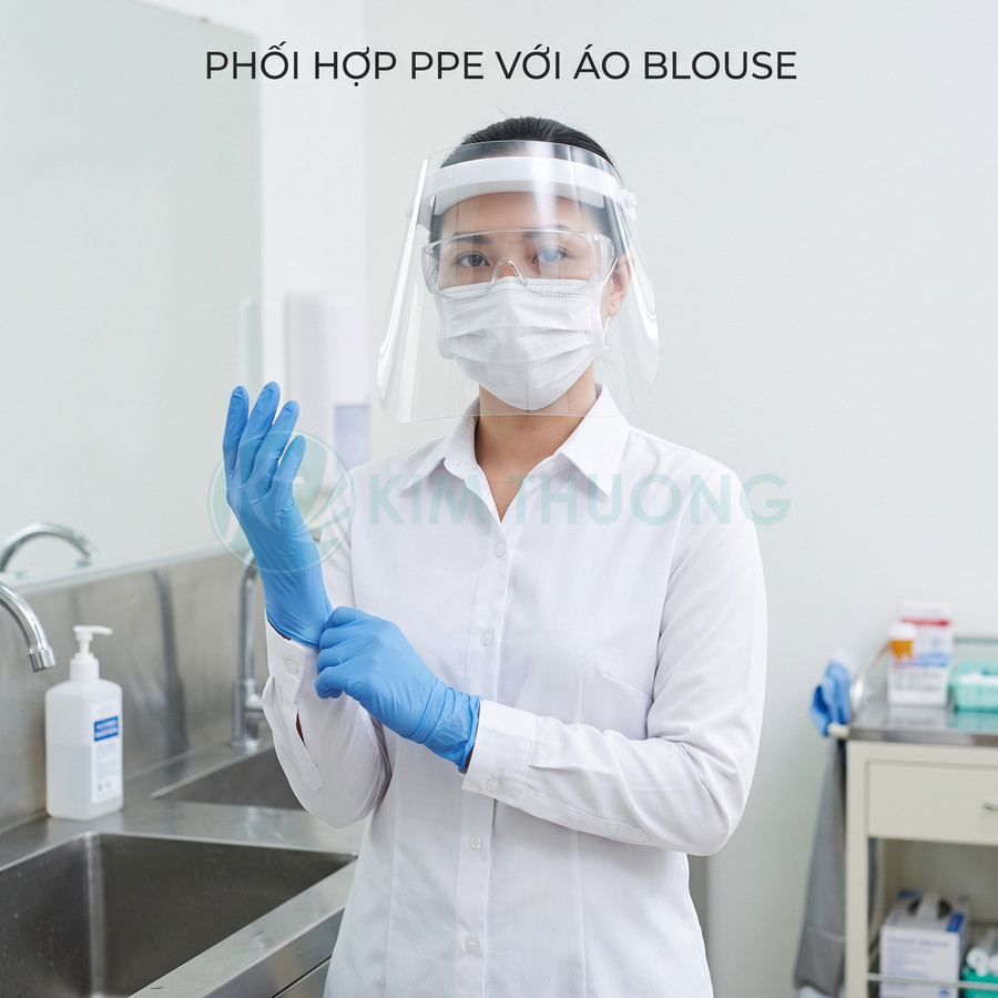 Nhân viên y tế đeo khẩu trang, kính, mặt nạ chắn giọt bắn và găng tay y tế xanh trong phòng khám