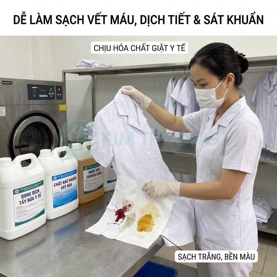 Nhân viên y tế giặt áo blouse trắng bằng dung dịch tẩy rửa y tế chuyên dụng làm sạch vết máu và dịch tiết