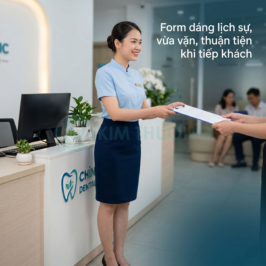 Đồng phục lễ tân nha khoa màu xanh nhạt và xanh đậm, dáng ôm lịch sự khi tiếp khách tại quầy lễ tân