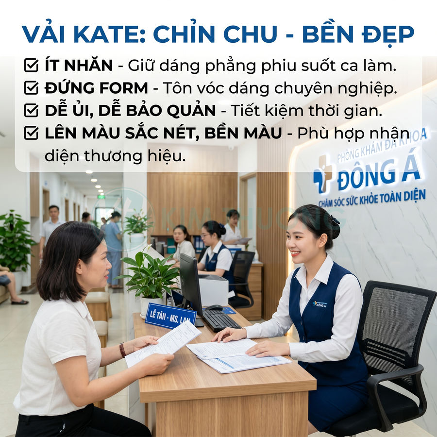 Nhân viên lễ tân phòng khám Đông Á mặc đồng phục vải kate xanh trắng tư vấn bệnh nhân tại quầy
